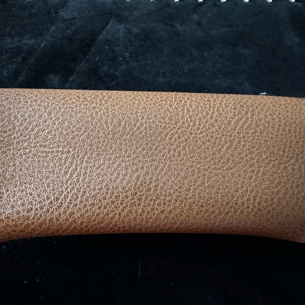 RayBan Case brown snap
Closure - Picture 2 of 3